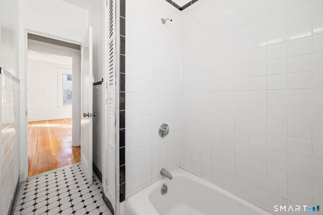 Building Photo - 196 Center St