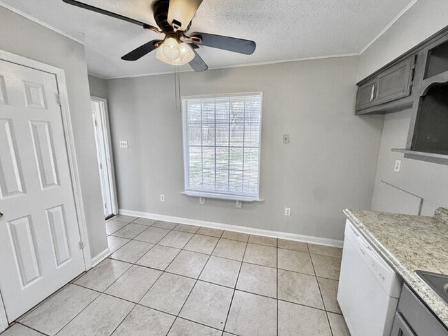 Building Photo - 3600 Pembrook Dr