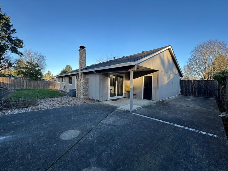 Building Photo - 9775 SW Robbins Dr