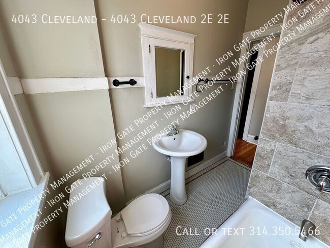 Building Photo - Charming 2 bedroom apartment located close...