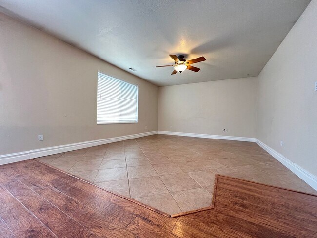 Building Photo - 4 Bedroom/2 Bathroom House In Provo