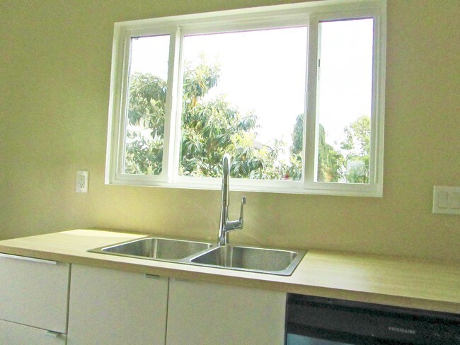 Kitchen - 1312 S Victoria Ave