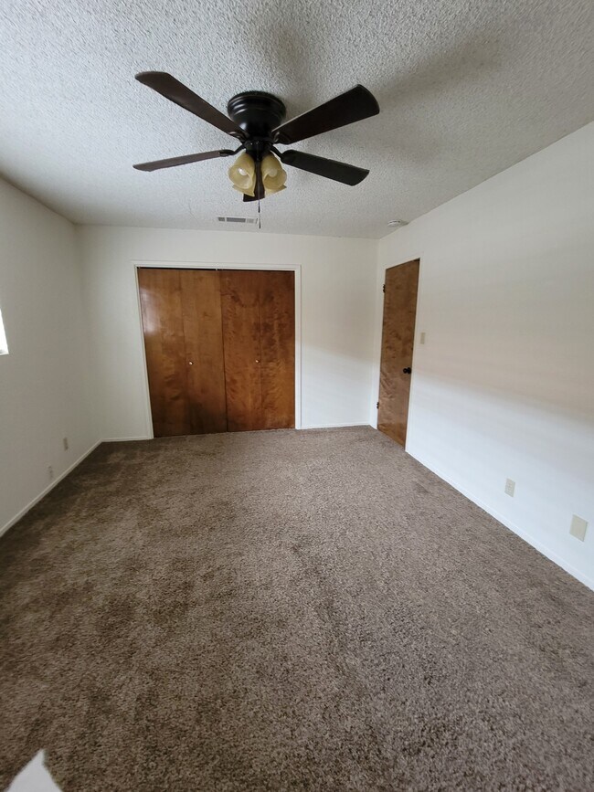 Building Photo - 930 N Indiana St