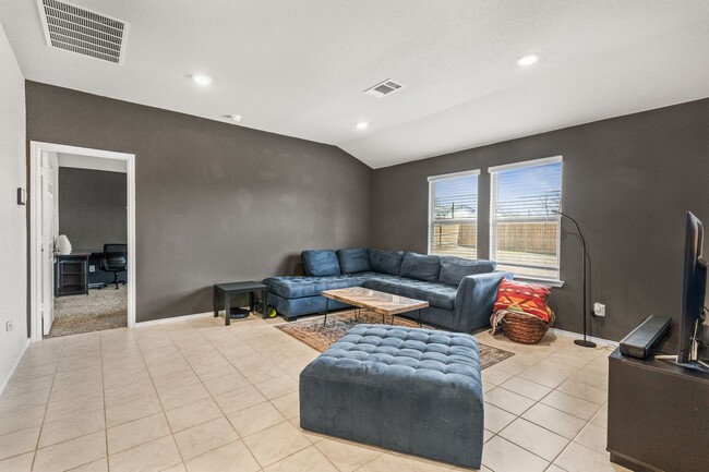 Building Photo - 4906 Karen Grn Dr