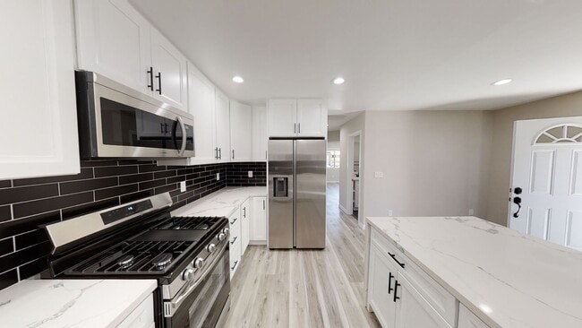 Building Photo - 4BD/2BA, Quick Walk to Campus!