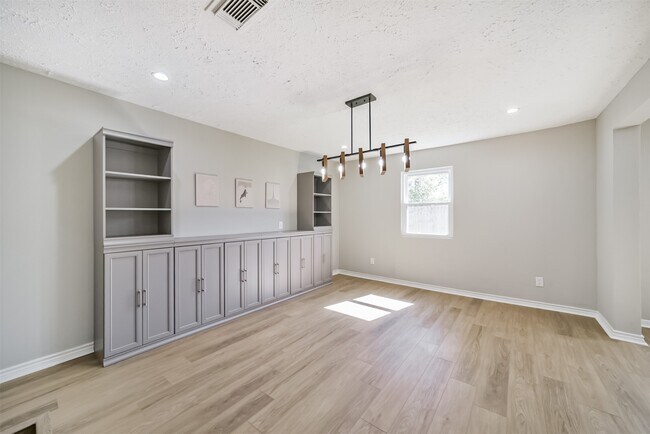 Building Photo - 10826 Thorncliff Dr