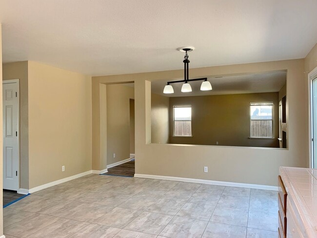 Building Photo - 4 Bedroom Home in Hollister  - No App Fee