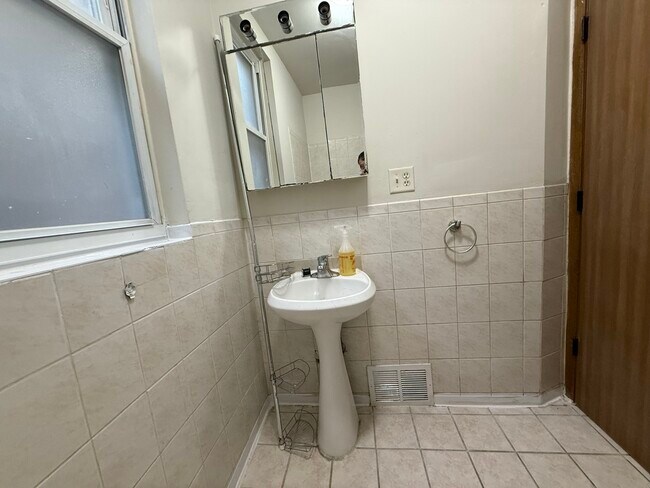 Building Photo - 2136 S Homan Ave