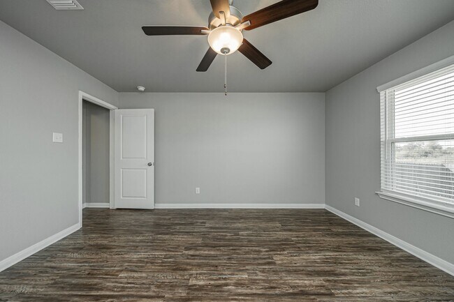 Building Photo - 525 Fallbrook Dr