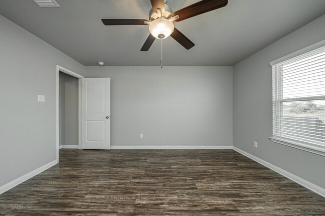 Building Photo - Live, love, and grow in this charming home!