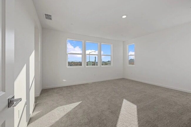 Building Photo - "Spacious 4-Bed, 3-Bath Oasis in Sacramento's Delta Shores!"