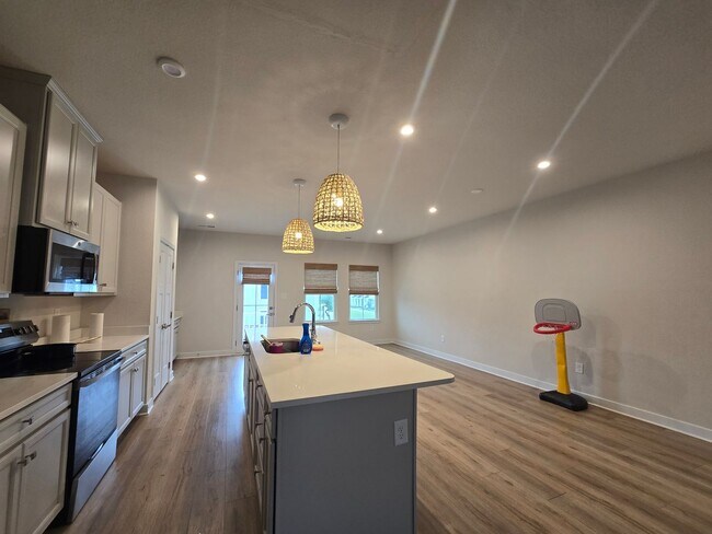 Building Photo - 4 Bed, 3.5 Bath Townhome Located just minutes from the VA/NC Line