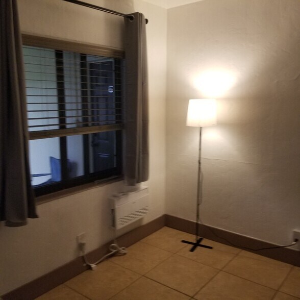 Building Photo - 1952 Madison St