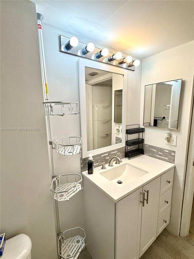 Building Photo - 1341 SE 3rd Ave