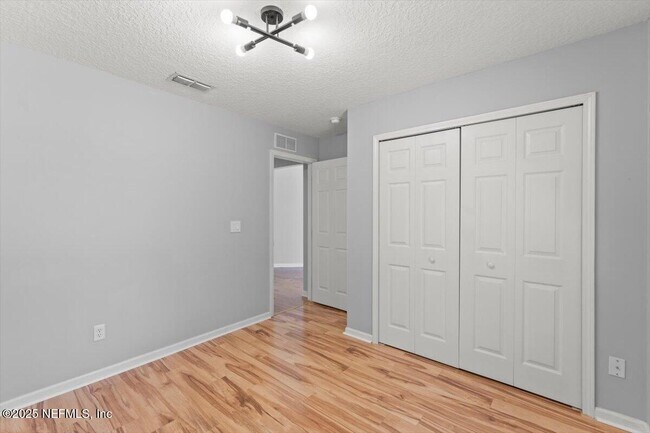 Building Photo - 1333 Lindseys Xing Dr