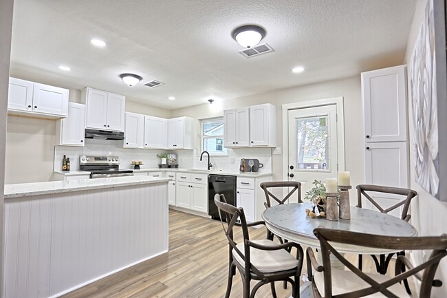 Building Photo - 704 Natchez River Cir