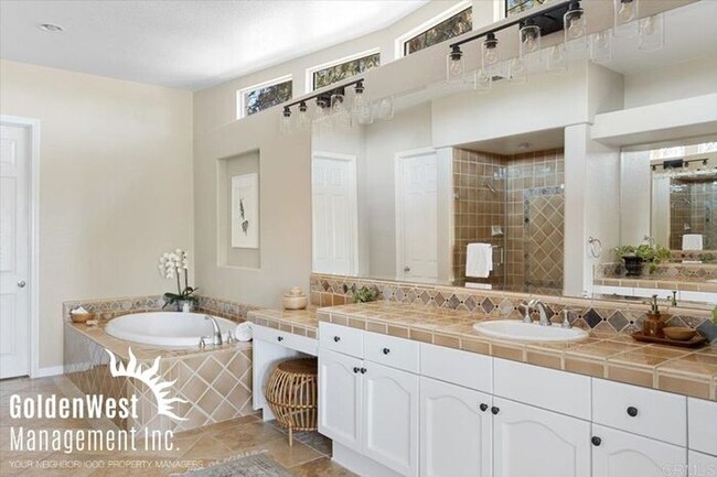 Building Photo - Luxurious 4Bdm 3Ba Escondido Estate with R...