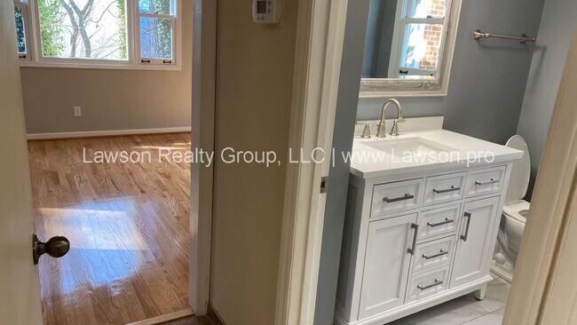 Building Photo - Lovely 4 Bedroom 3 Bath Home in South Roanoke