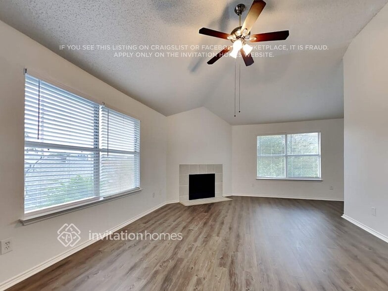 Building Photo - 2107 Camelot Dr