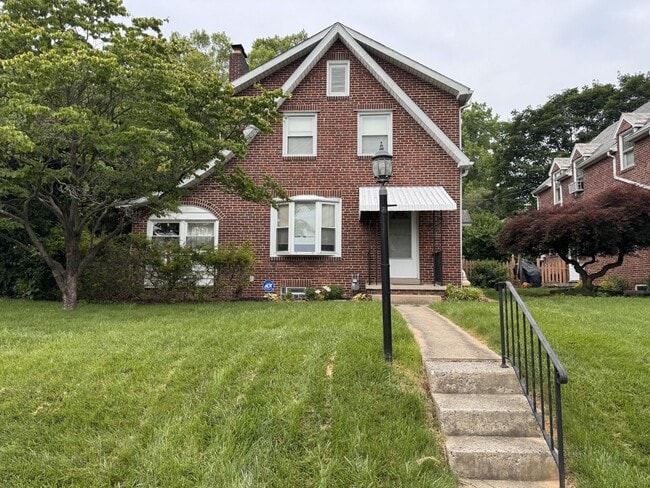 Building Photo - Available Now - Spacious 3-bedroom Home Lo...