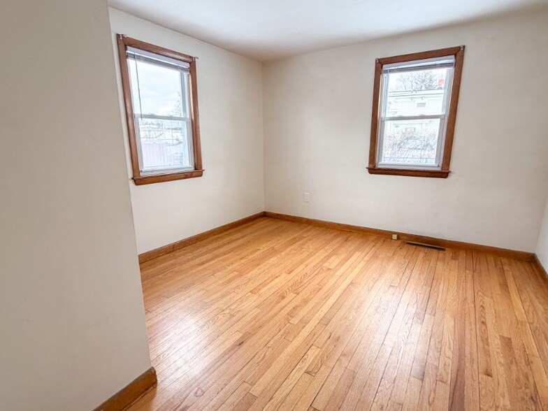 Building Photo - 7 W Silver St