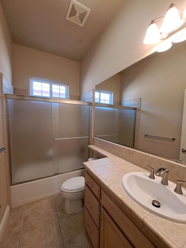 Building Photo - Move-in Special: Half Off the 1st Month's Rent – Charming 4 Bedroom House To Call Home!