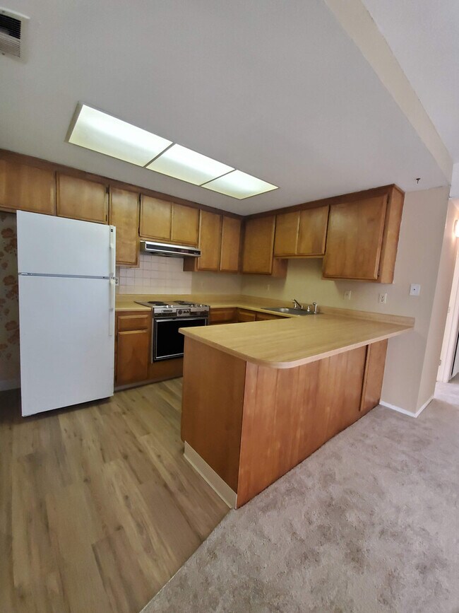 Building Photo - Roseville 2 Bedroom Duplex, New Carpet, Central Heat and Air, Large Fenced Yard