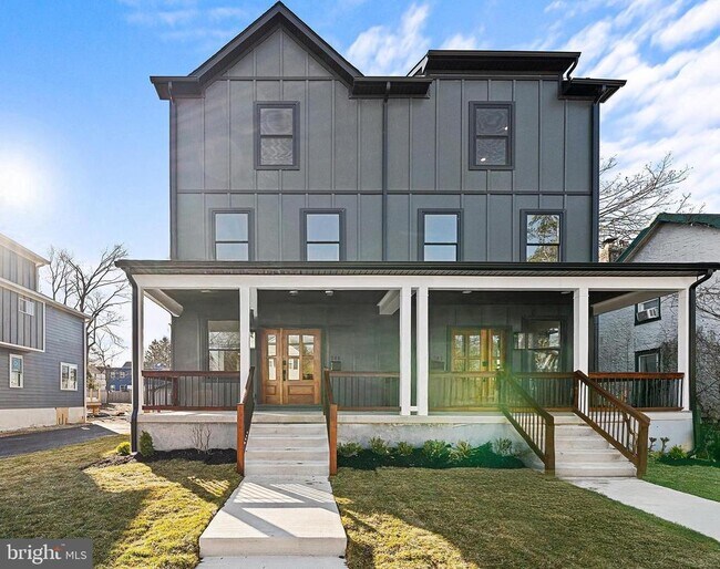 Building Photo - 705 Preston Ave