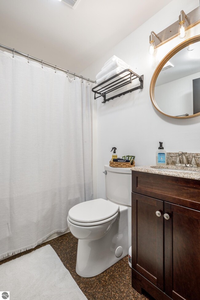 Building Photo - 5000 Town House Rd