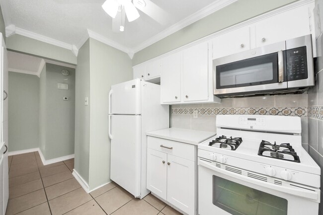 Building Photo - 44 W Tri Oaks Ln