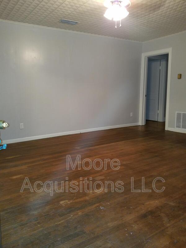 Building Photo - 221 Leonard Dr