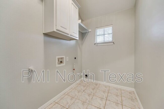 Building Photo - 4911 Lakeland Dr