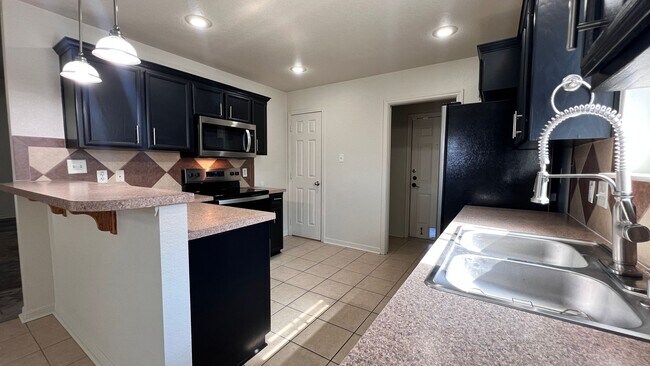 Building Photo - Newly Remodeled 4 Br 2 Bath off Stan Schlu...