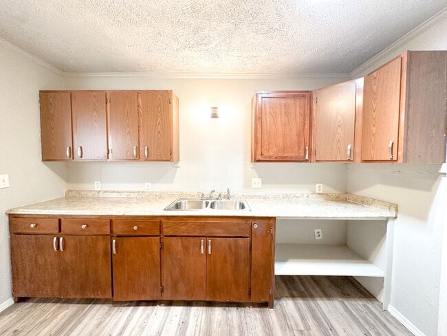 Building Photo - 3 Bed / 1 Bath - LARGE Workshop!