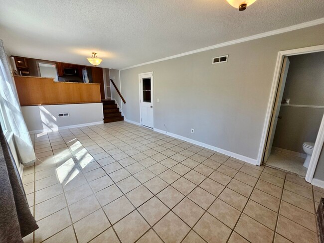 Building Photo - Spacious 4 bedroom in South Pine Point - o...