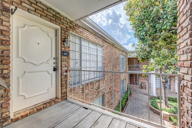 Building Photo - 2101 Fountain View Dr