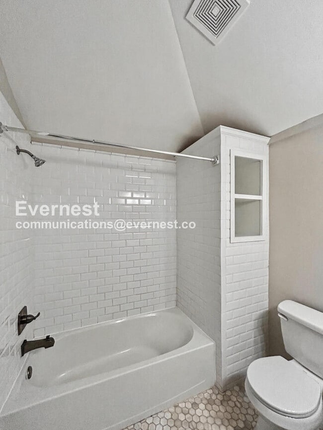 Building Photo - Charming 2 Bed, 1 Bath with Fenced Yard and Stainless Steel Appliances