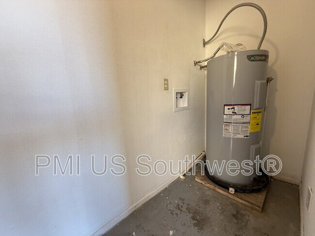 Building Photo - 1842 Gem St