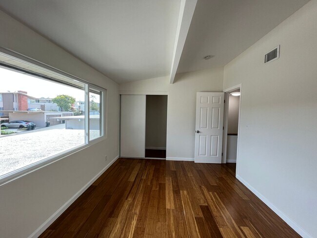 Building Photo - SHORECREST4112-4116