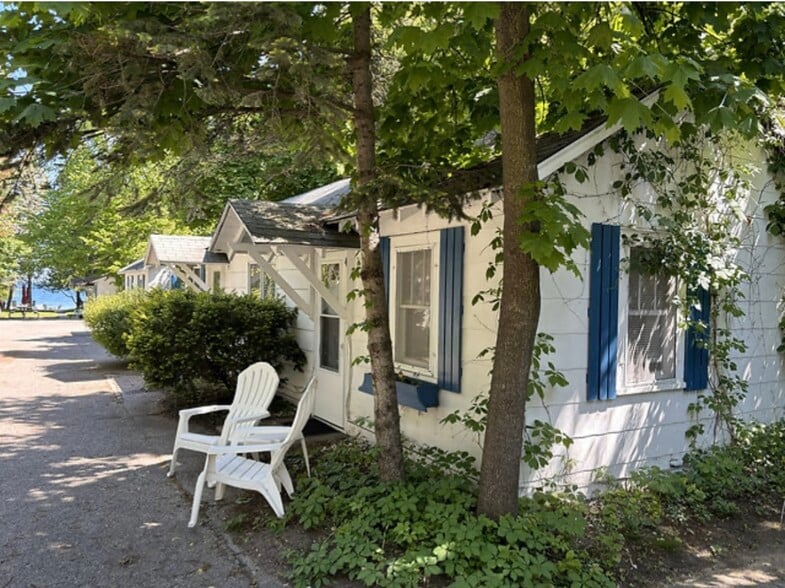 Exterior - 853 E Front St