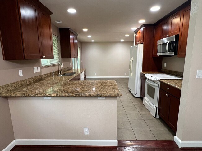 Building Photo - 4 Bedroom Milwaukie Home