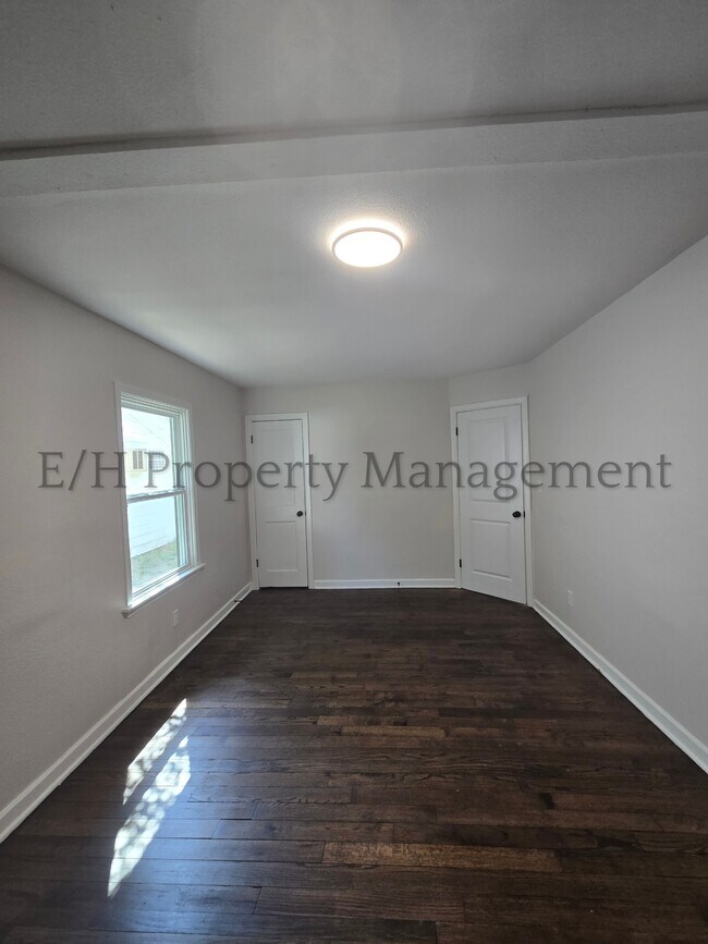 Building Photo - 828 S Pershing St