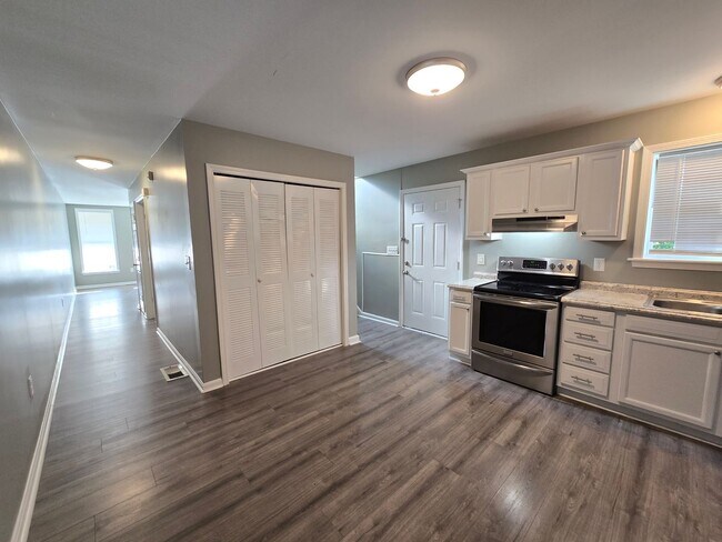 Building Photo - Updated 3 Bedrooms, 1.5 Bathrooms on a Dou...