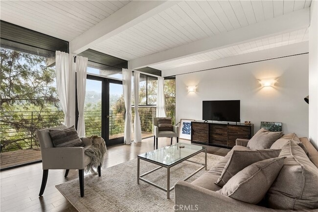 Building Photo - 3339 N Knoll Dr