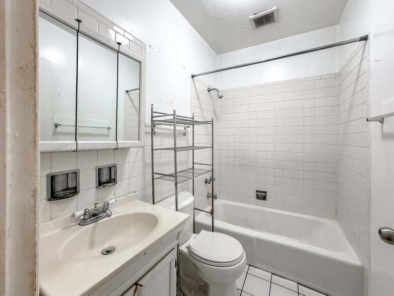 Building Photo - 917 W Waveland Ave