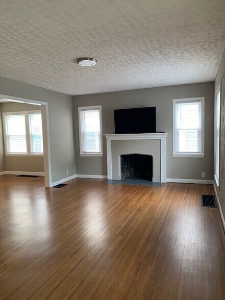 Building Photo - 637 W 44th St