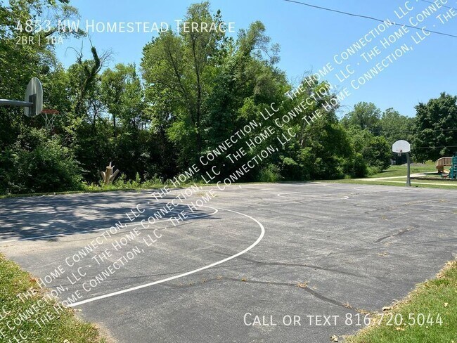 Building Photo - Clean 4-Plex Apartment-Park Hill Schools!