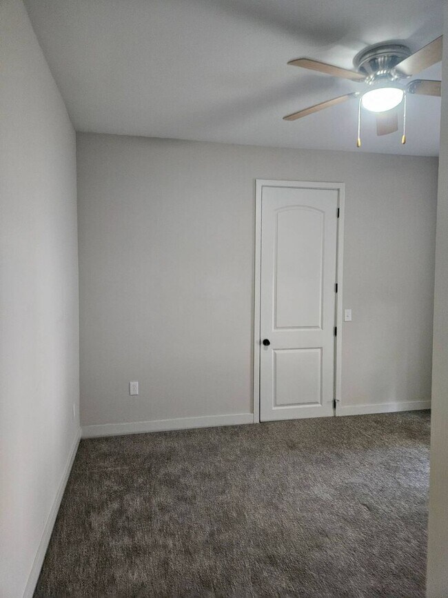 Building Photo - Charm, location and a great price ! Do not pass this up