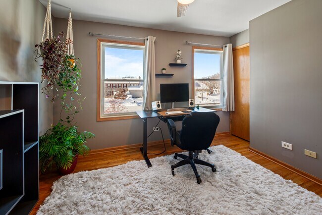 Building Photo - 4 Bed / 2.5 Bath Single-Family Home for Rent in Mundelein | Available ASAP