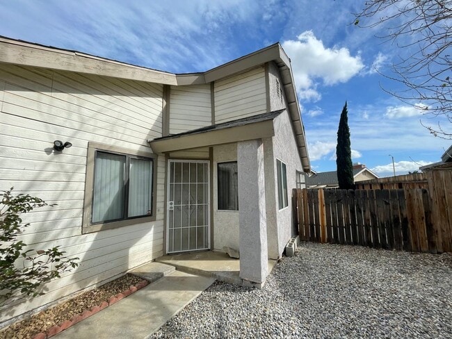 Building Photo - Charming Home in Hesperia- HOA Community- 3 Bedrooms, 2 Bathrooms, Community Park